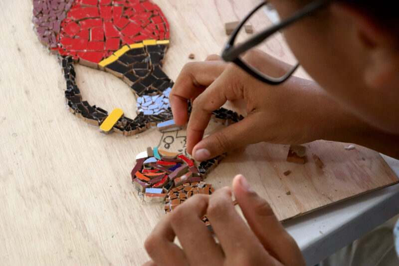 Jovens de baixa renda de Salvador contarão com oficina gratuita de mosaico